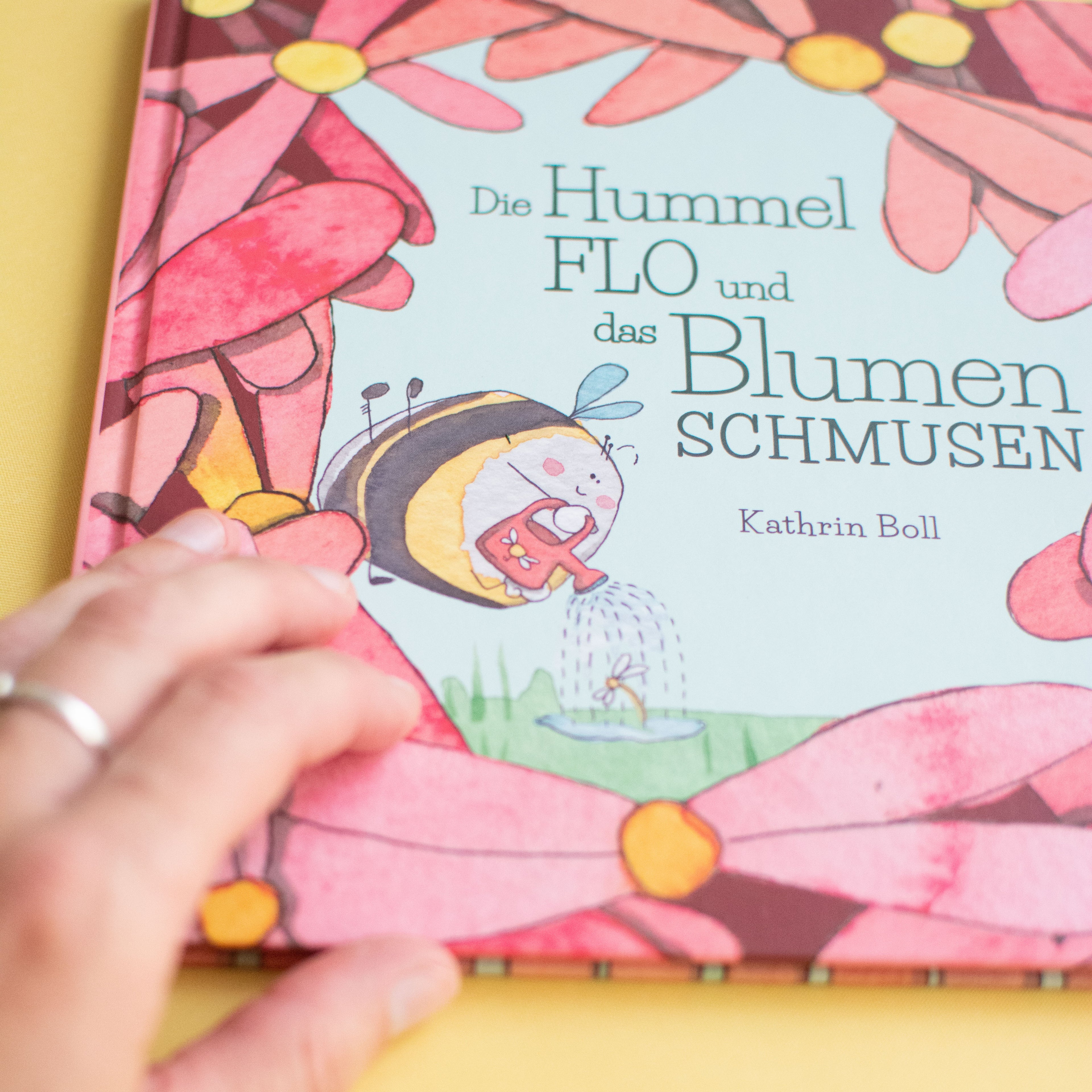 Die Hummel Flo und das Blumenschmusen
