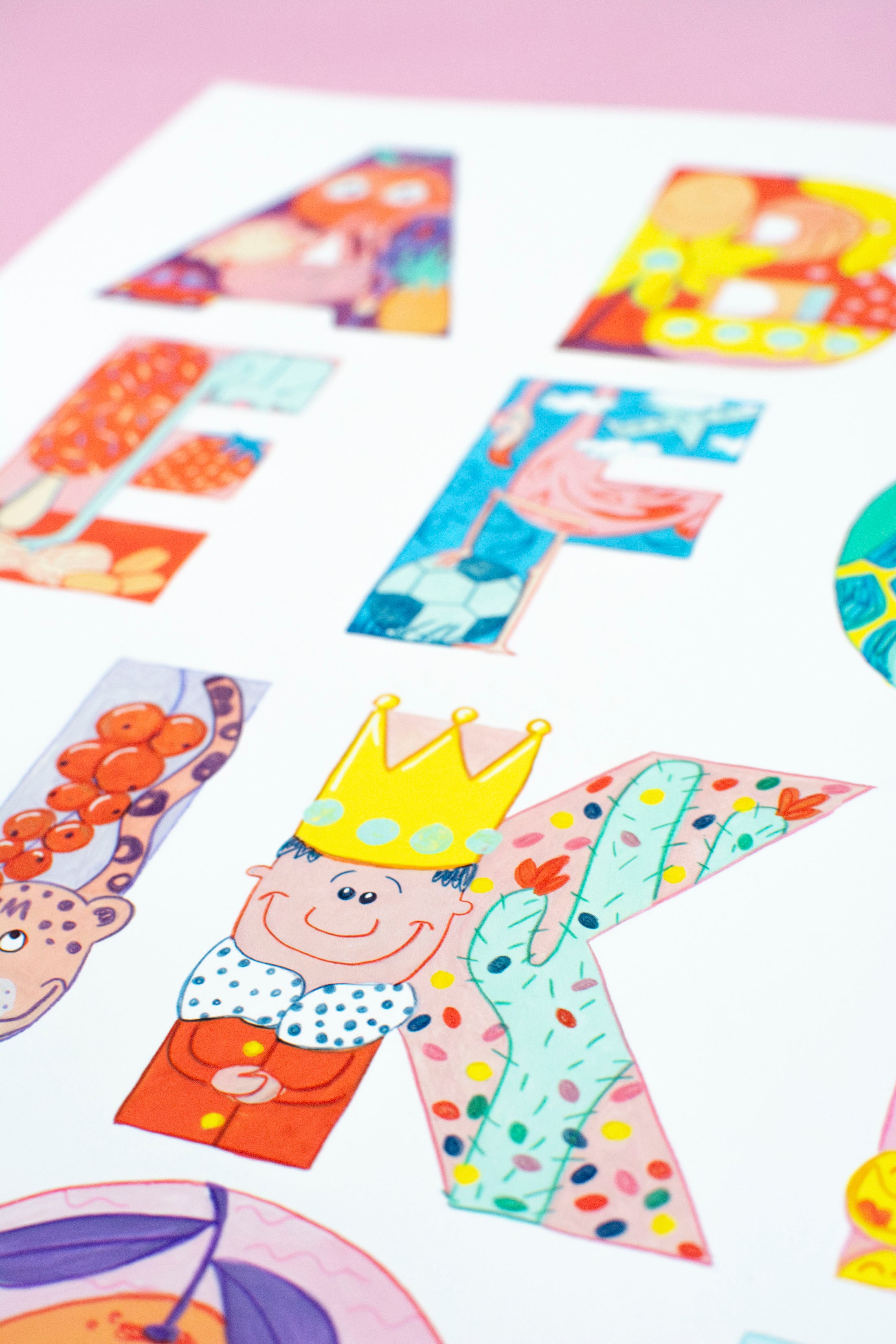 Bunter Alphabet Print fürs Kinderzimmer, von der Münchner Illustratorin Kathrin Boll
