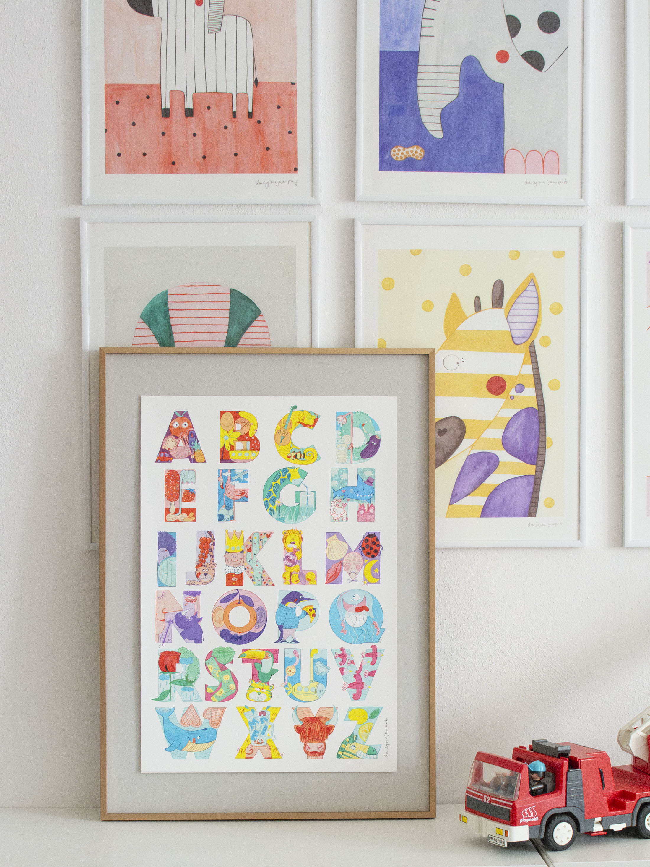 Buntes Buchstabenposter fürs Kinderzimmer, von der Münchner Illustratorin Kathrin Boll