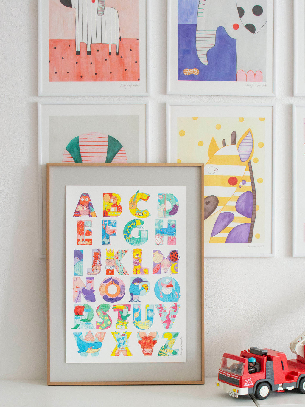Buntes Buchstabenposter fürs Kinderzimmer, von der Münchner Illustratorin Kathrin Boll